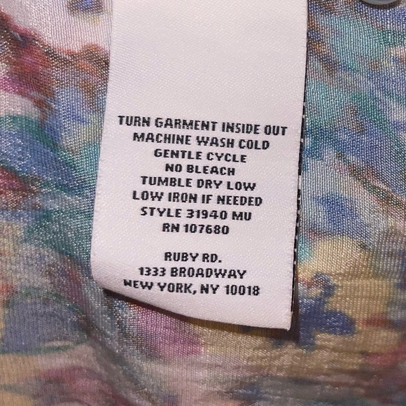 Ruby Rd floral button down top. EUC w extra button 🌸 - Picture 7 of 8